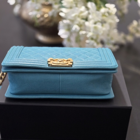 CHANEL Teal Quilted Crossbody Bag with Gold Chain - Picture 6 of 11